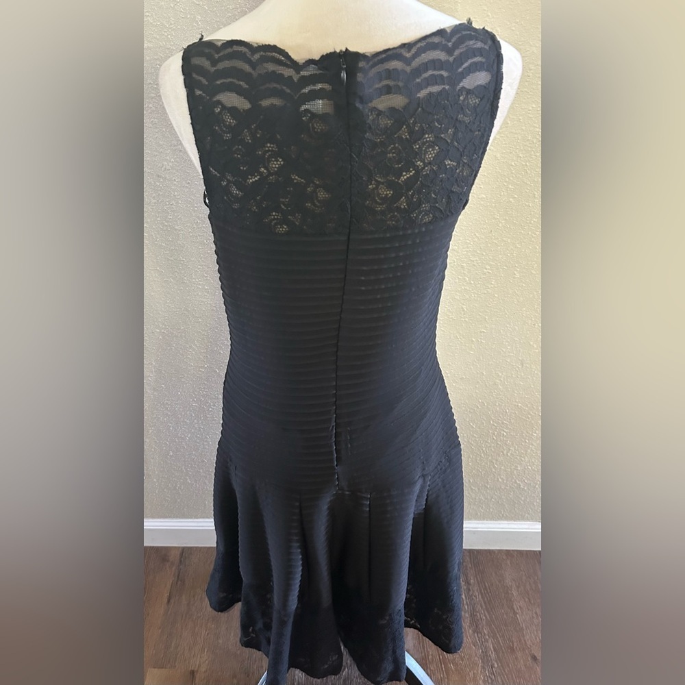Julian Taylor Elegant Black Lace accent flared sleeveless midi dress size 10 NWT - Picture 4 of 6